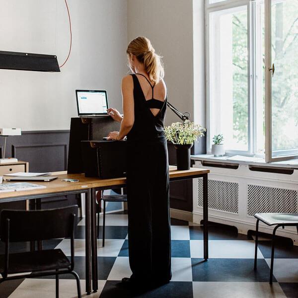 Travailler au bureau de standing - Corpus Motum te garde en forme au MonKey Desk