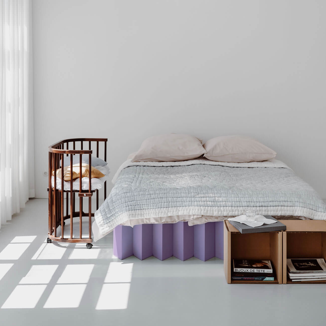 ROOM IN A BOX | Bed 2.0 in pebble grey with lilac bed linen