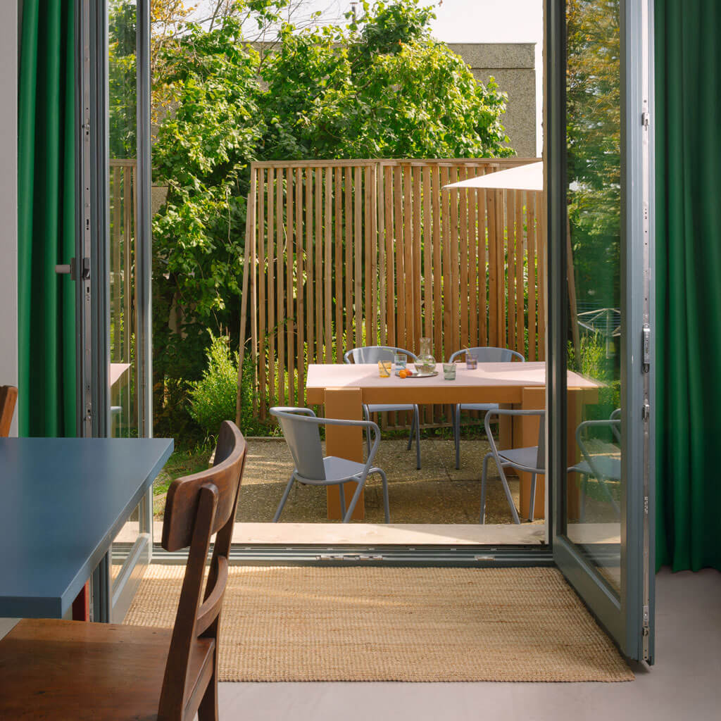 RIAB GRID table single in natural cardboard with lino pad on terrace