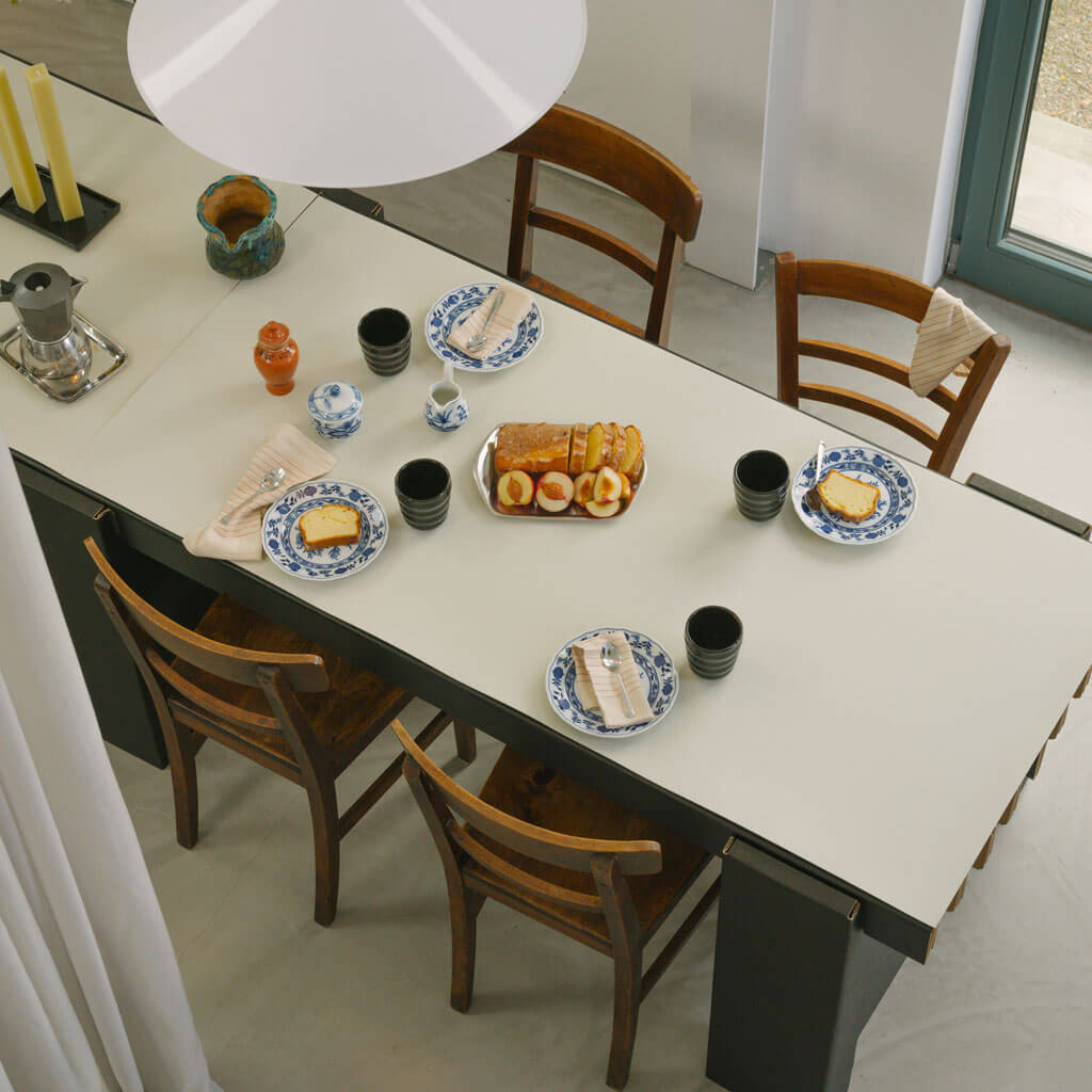 RIAB GRID Table in black with linoleum pad in grey