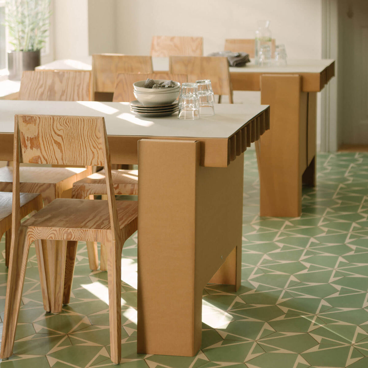 RIAB GRID table natural with grey lino pad in restaurant