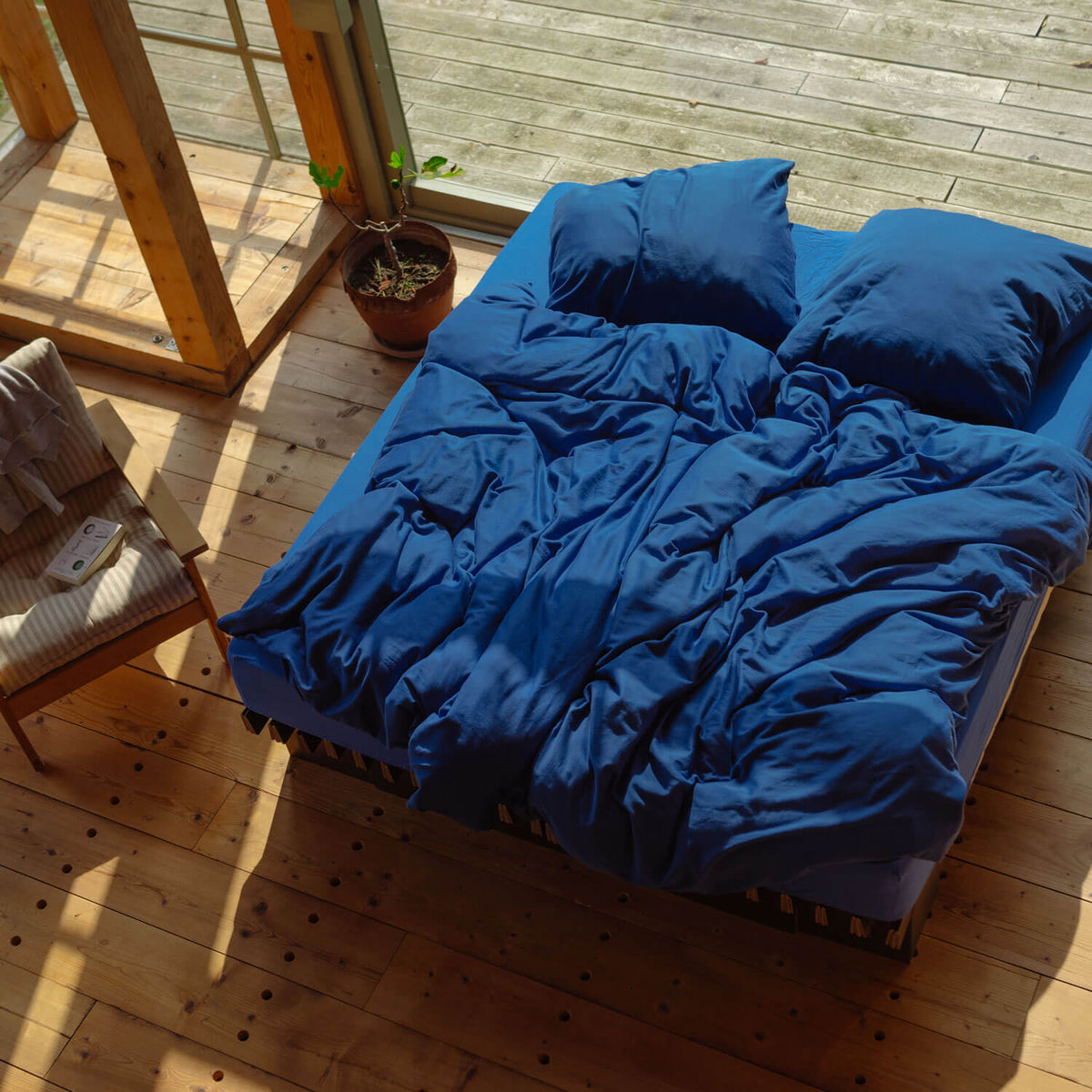 ROOM IN A BOX organic bed linen in ultramarine blue on black GRID Bed